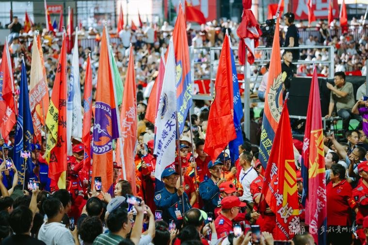 火爆比赛结束,全场观众沸腾欢呼! 火爆比赛结束,全场观众沸腾欢呼!