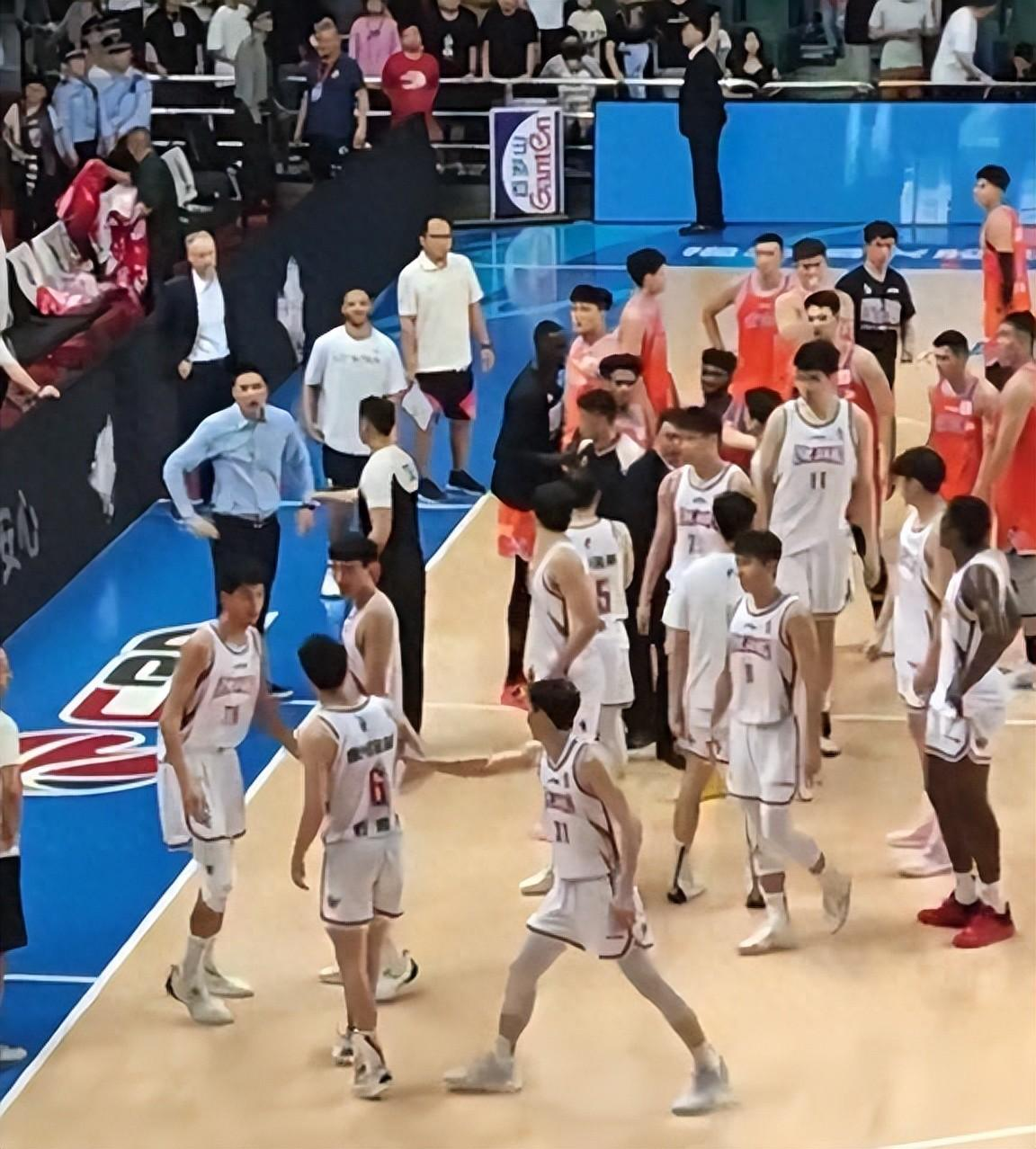 球场上的激烈竞争和球员之间的纷争不断的简单介绍