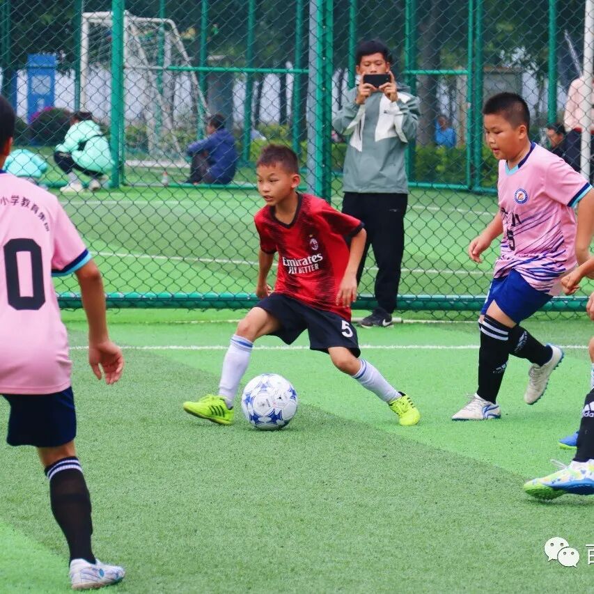 球队团结一致,助力赛场上的胜利 球队团结一致,助力赛场上的胜利