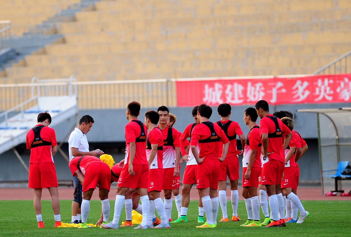 国内足球赛事中一场备受关注的对决令人期待