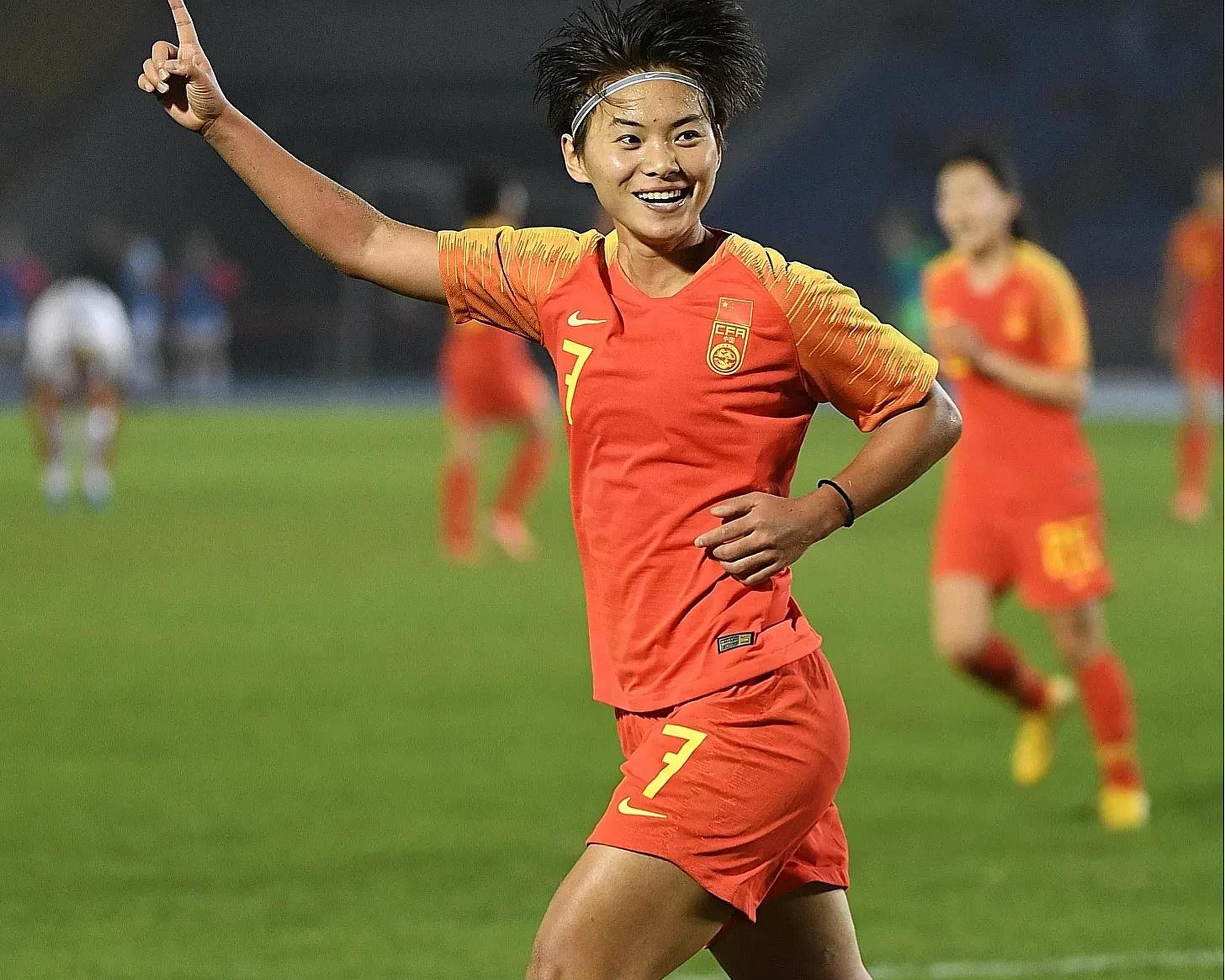 国际女足比赛中,运动员战斗精神彰显无疑 国际女足比赛中,运动员战斗精神彰显无疑