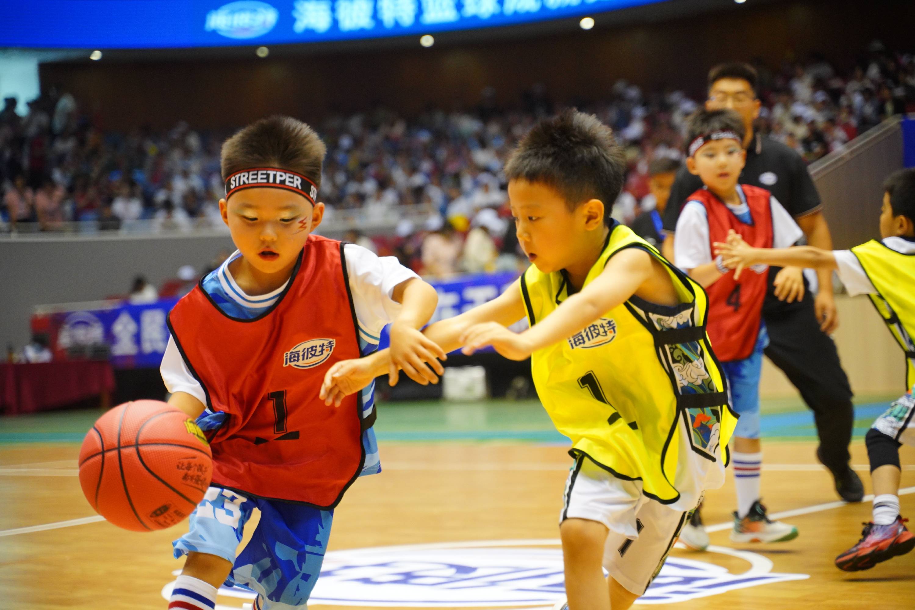 活力四射：运动员斗志昂扬全力出击的简单介绍