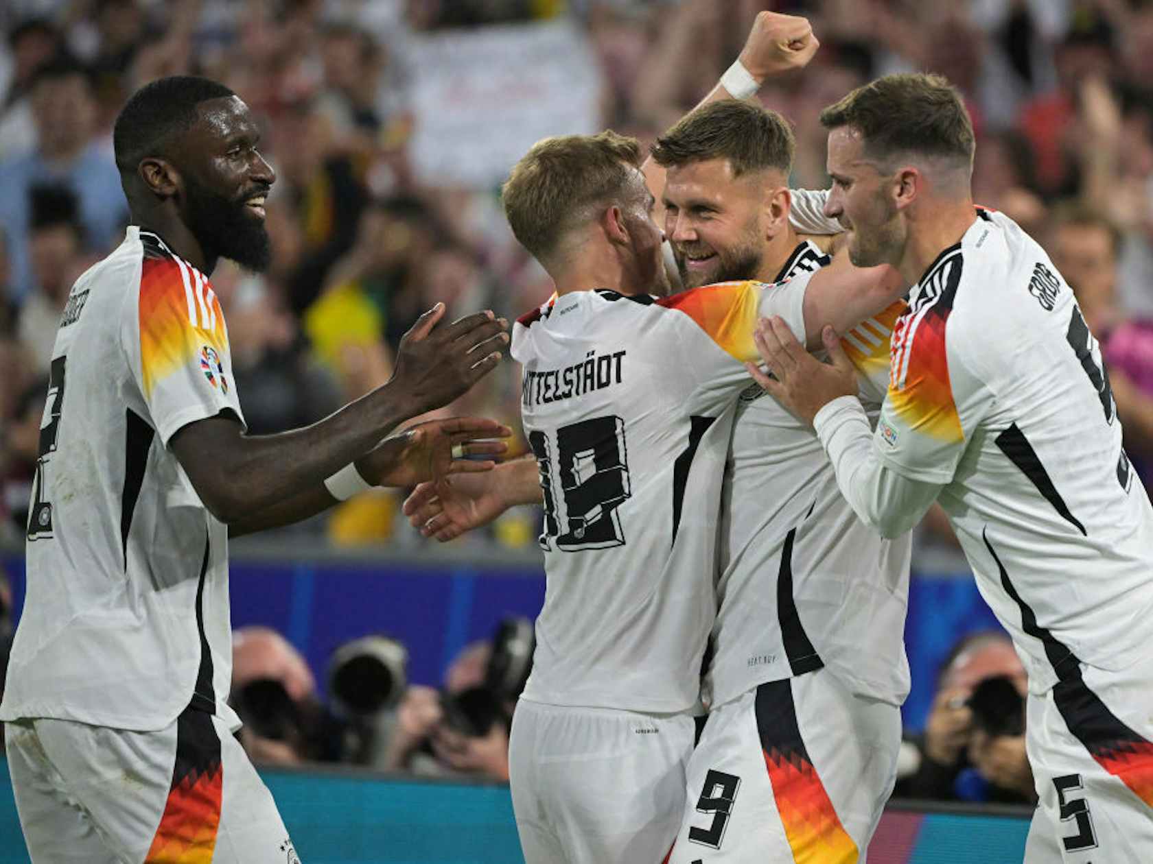 欧洲杯预选赛：德国大胜希腊，锁定小组第一的简单介绍