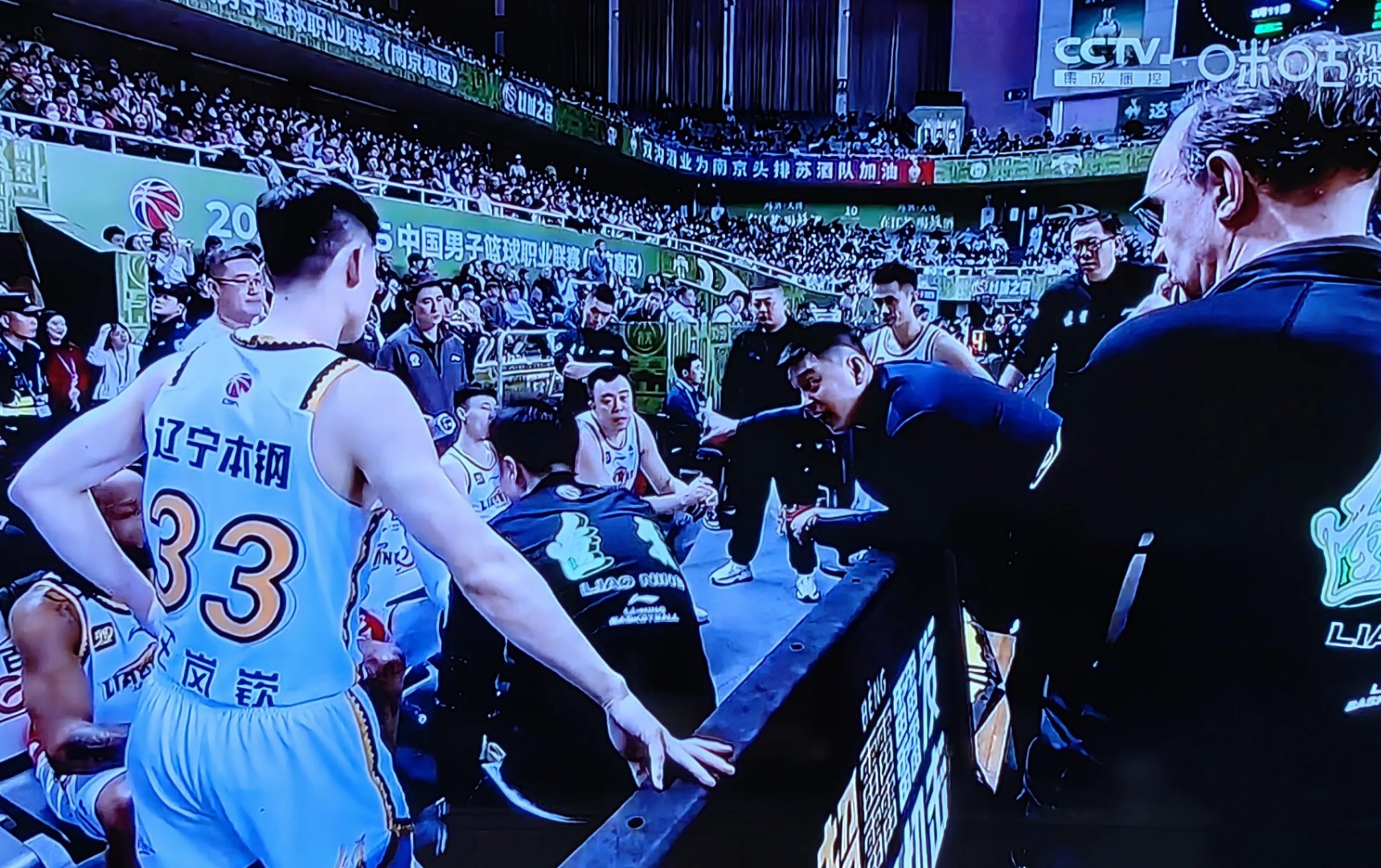 球队内部训练曝光,CBA联赛前途莫测的简单介绍 球队内部训练曝光,CBA联赛前途莫测的简单介绍