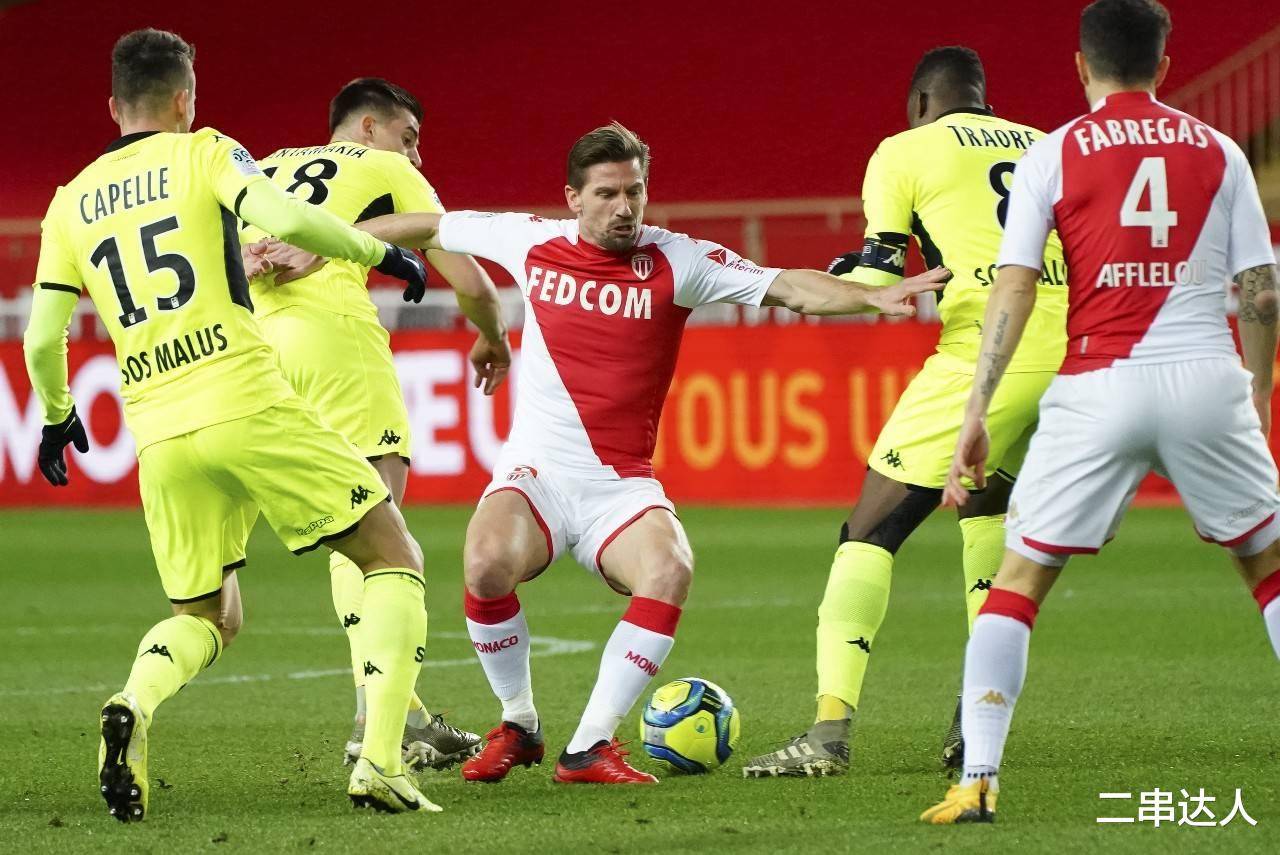 国际比赛中的一支球队以微弱优势取胜