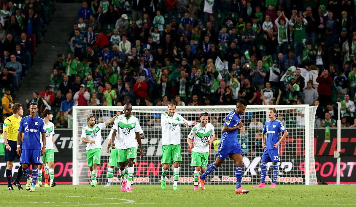 包含沙尔克主场失利，球队排名下滑的词条