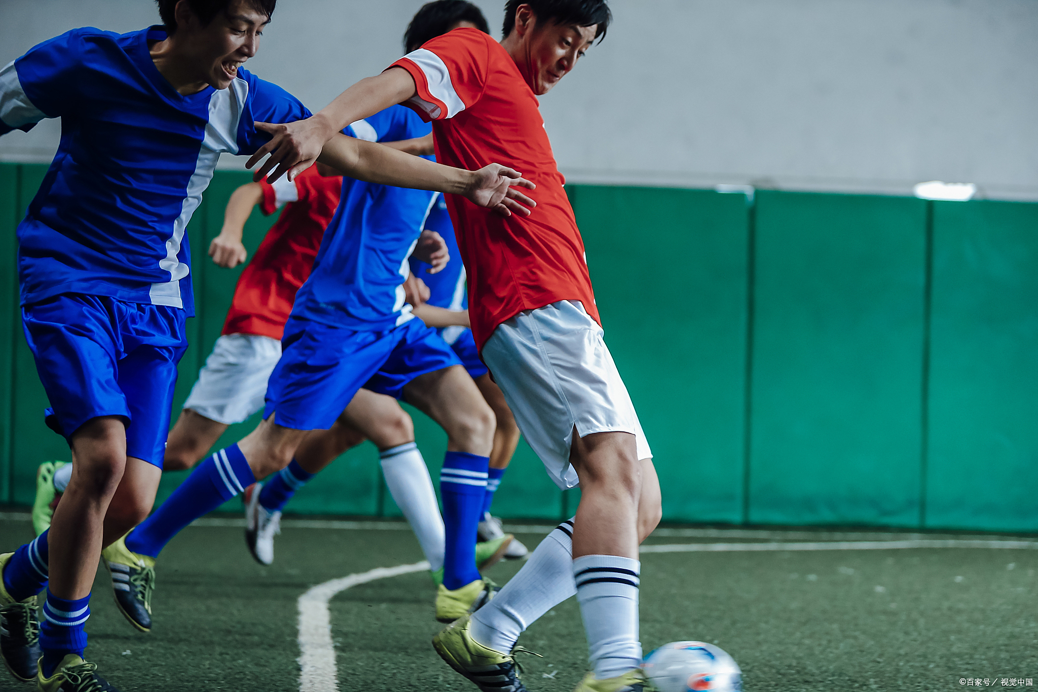 精彩瞬间：球员们奋力拼搏，争夺胜利